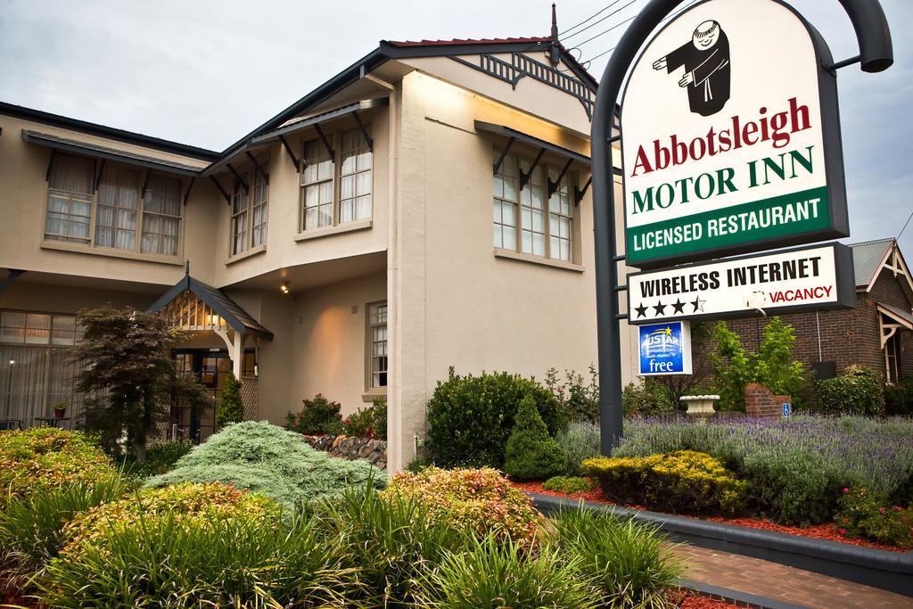 Abbotsleigh Motor Inn Армидейл Экстерьер фото